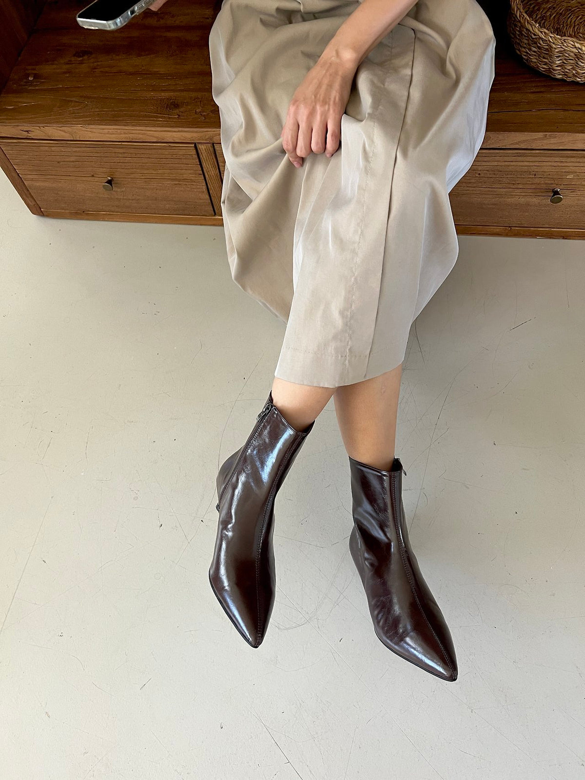 Glossy Pointed-Toe Boots-2col