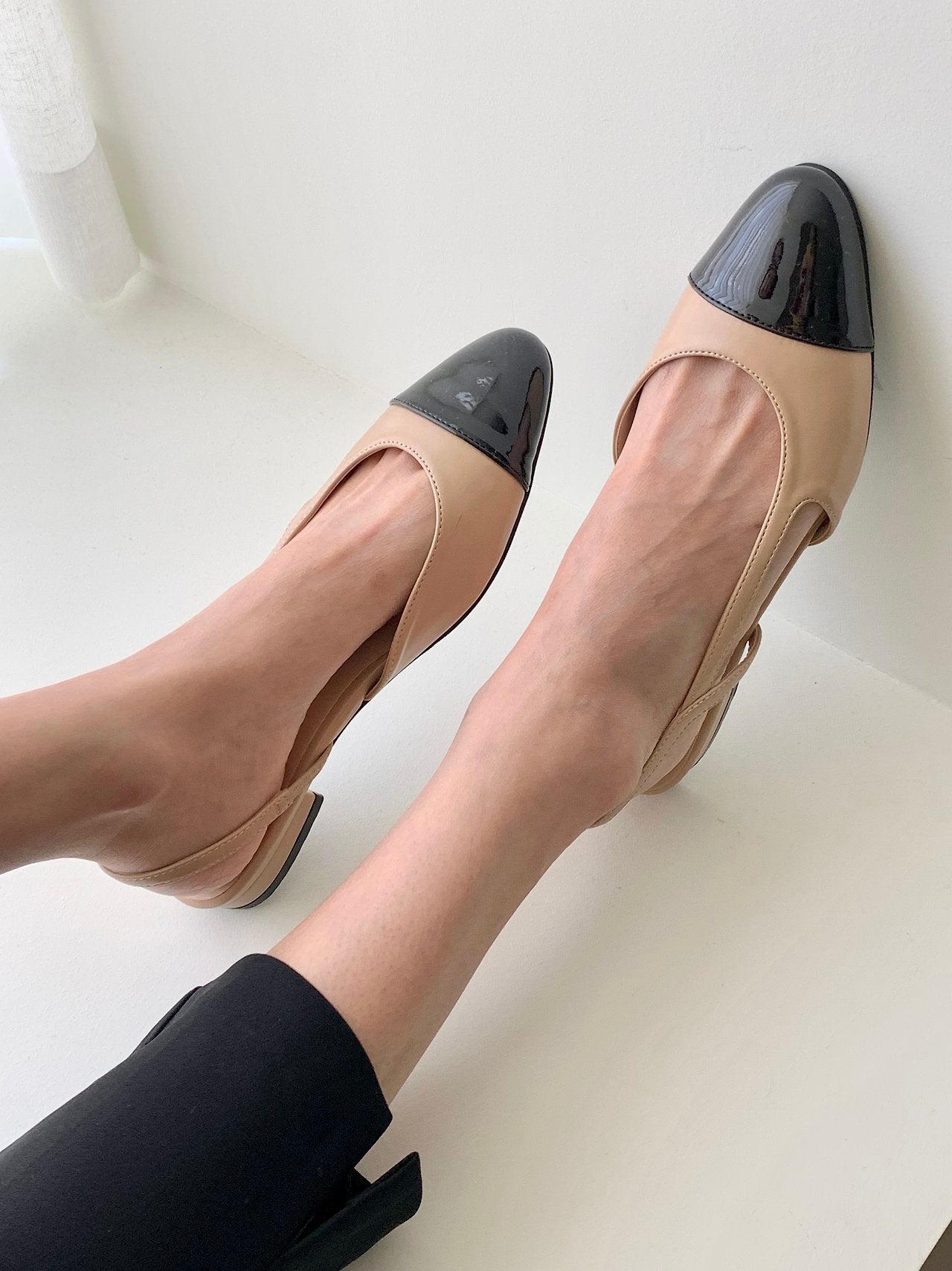 Two-tone color-block sling back