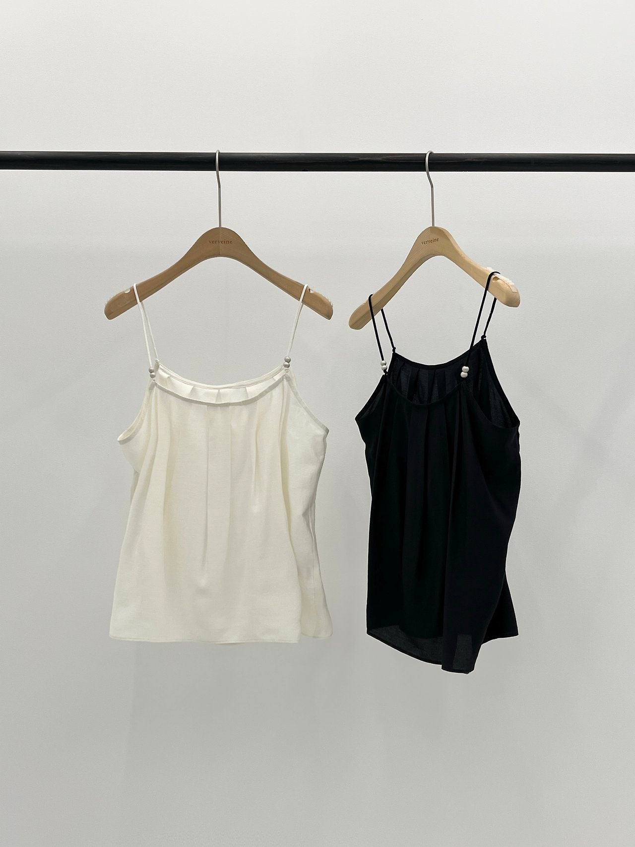 Aven bead sleeveless blouse-2col
