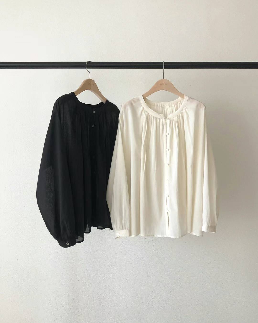 Ounce soi round shirring blouse-2col