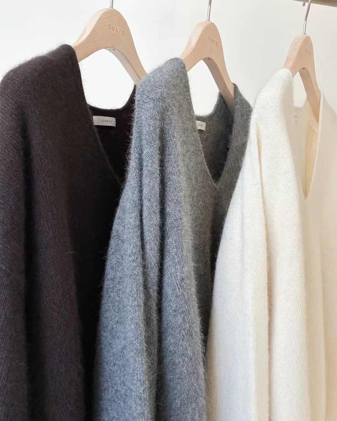 Ounce raccoon V pullover knit-3col