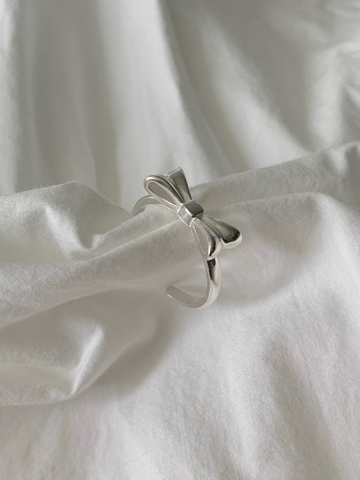 Silver ribbon ring