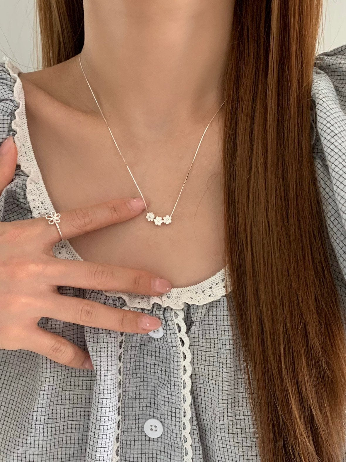 three-flower necklace