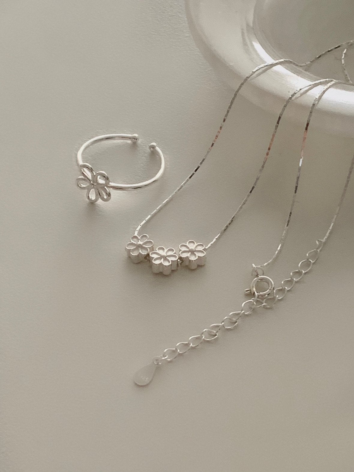 three-flower necklace