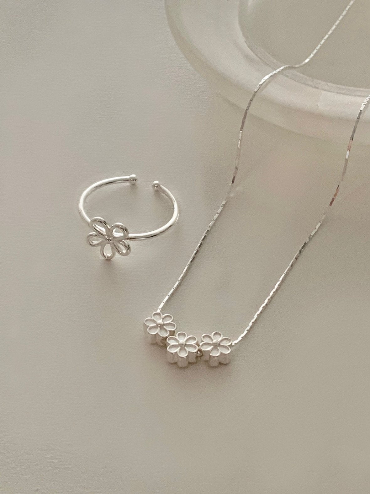 three-flower necklace
