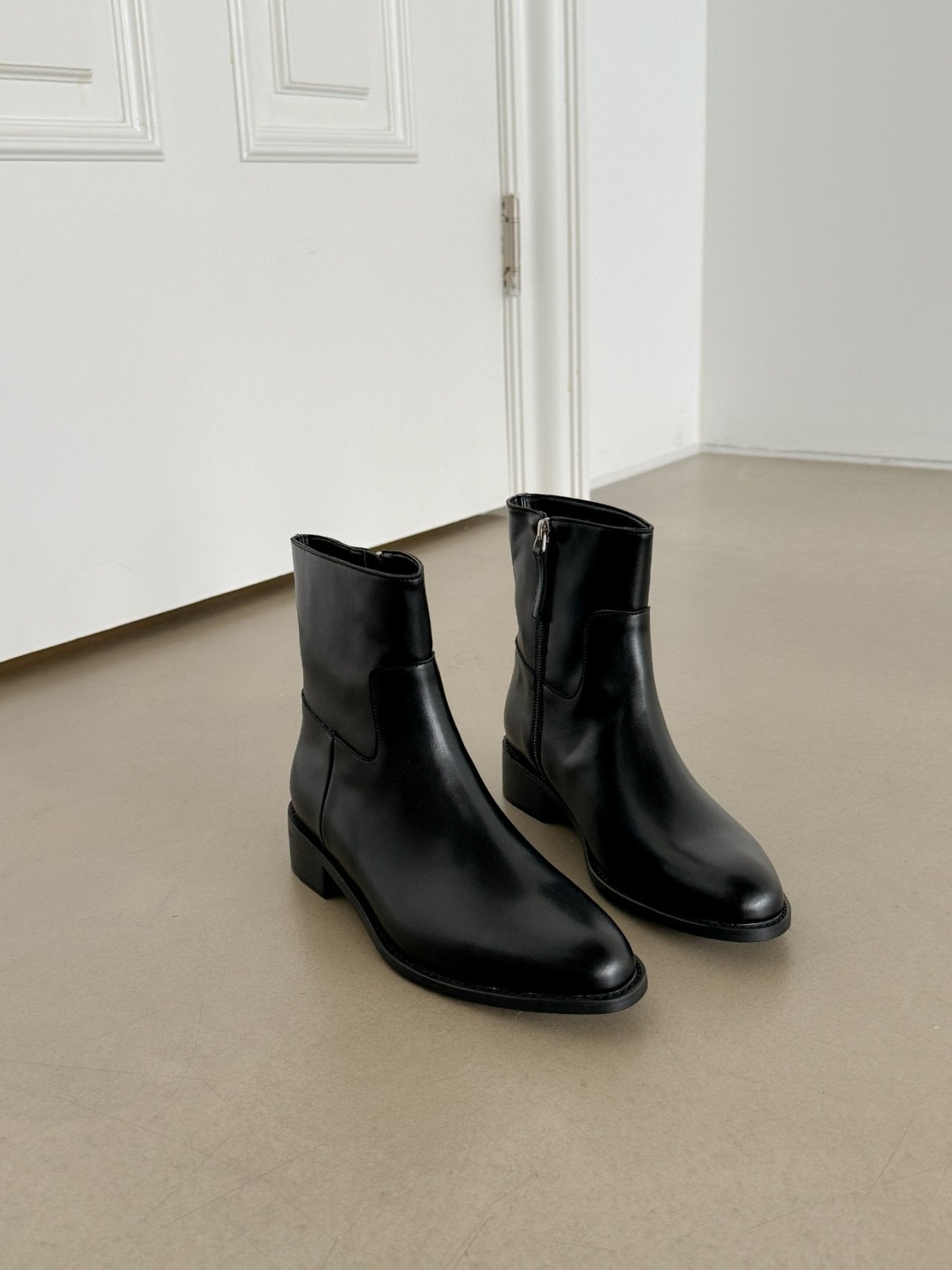 Slim Shaped Simple Ankle Boots