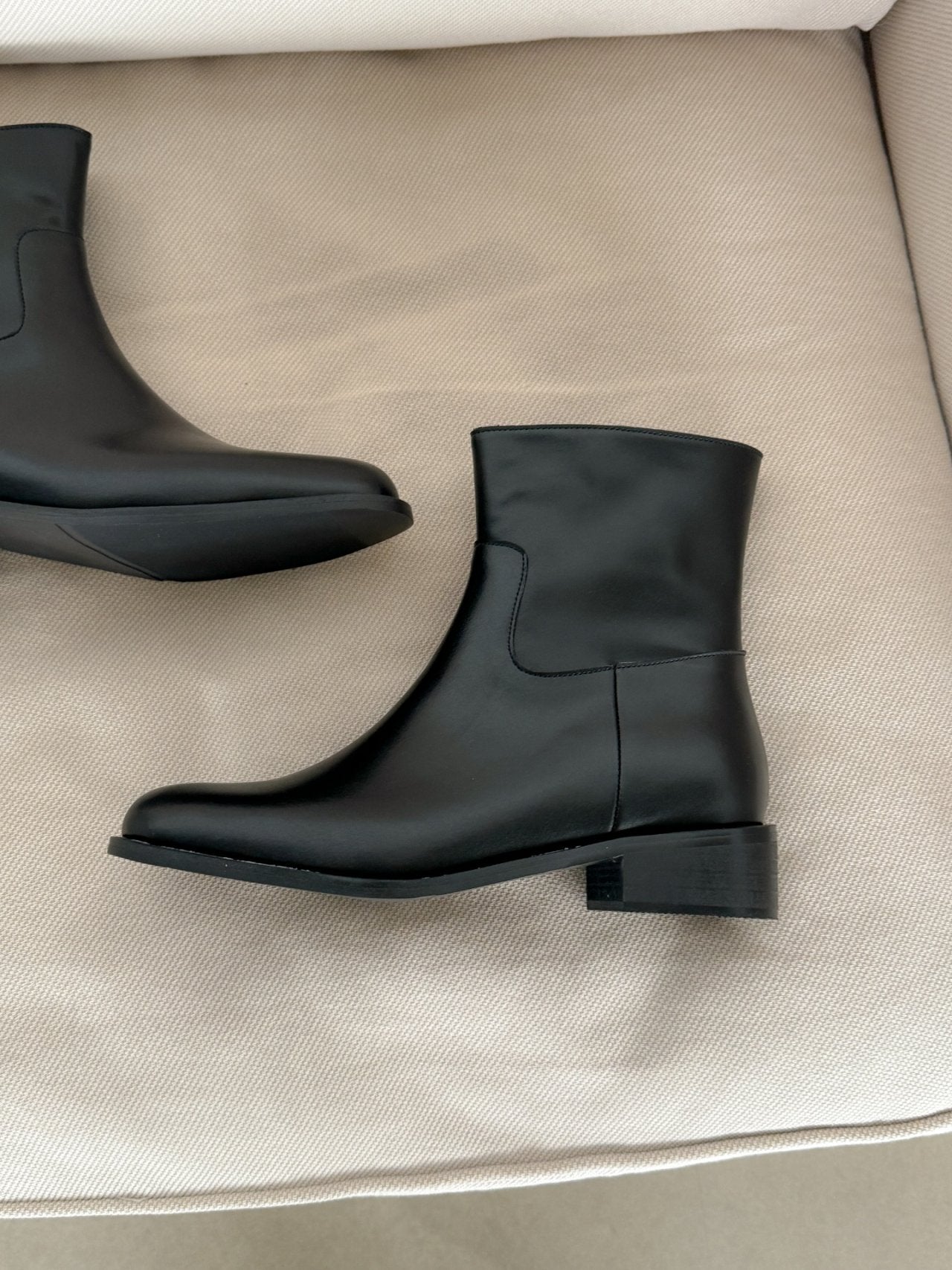 Slim Shaped Simple Ankle Boots