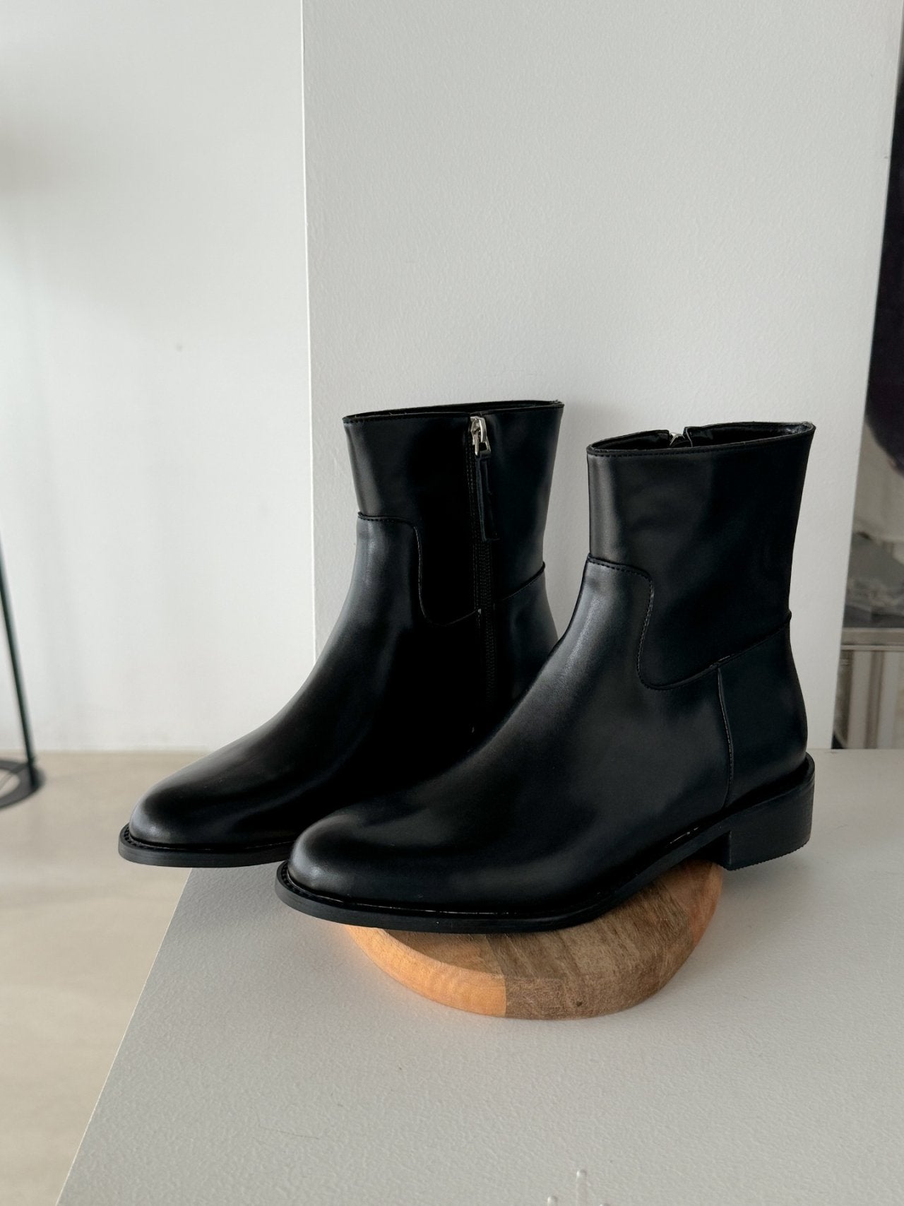 Slim Shaped Simple Ankle Boots