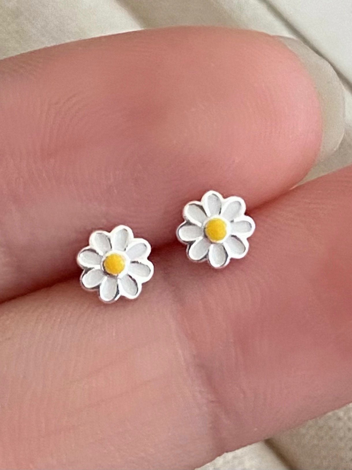 Daisy mini flower earring