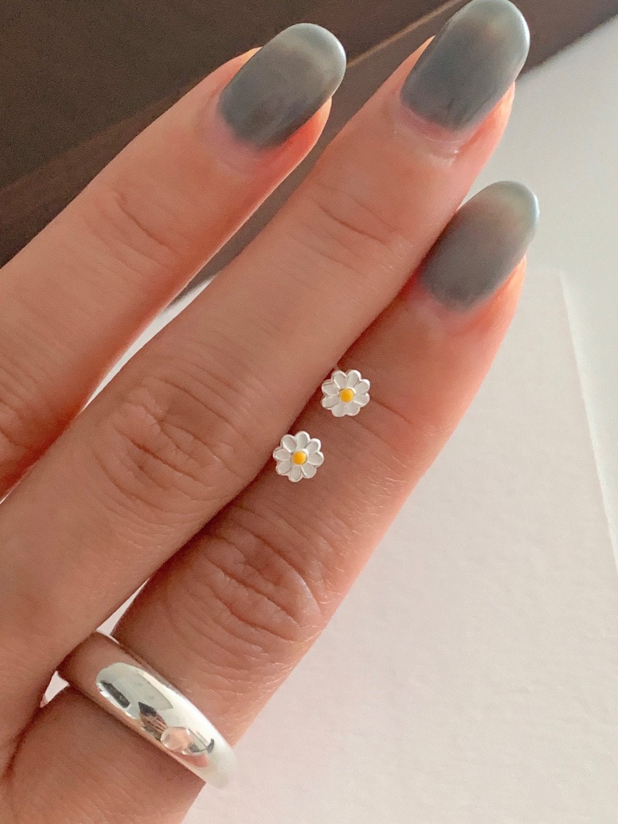Daisy mini flower earring