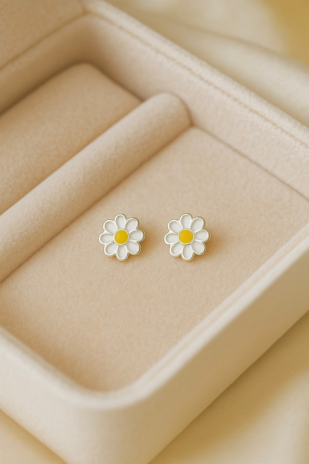 Daisy mini flower earring