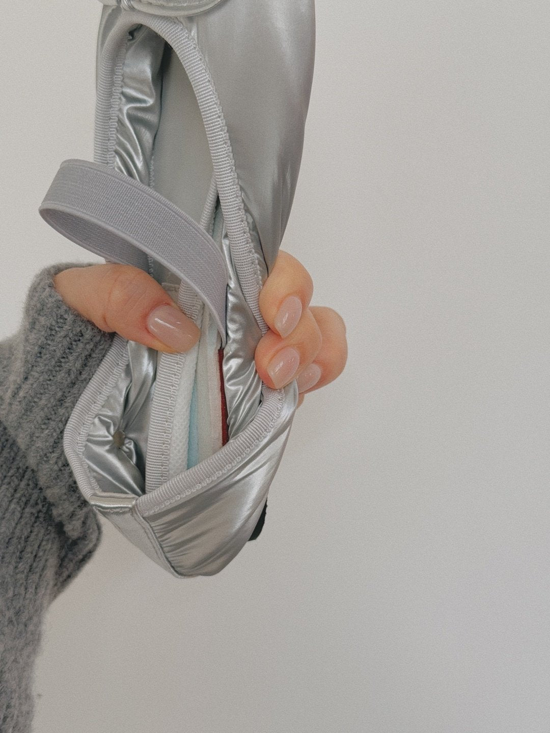 Silver logo ribbon padded flat-2col