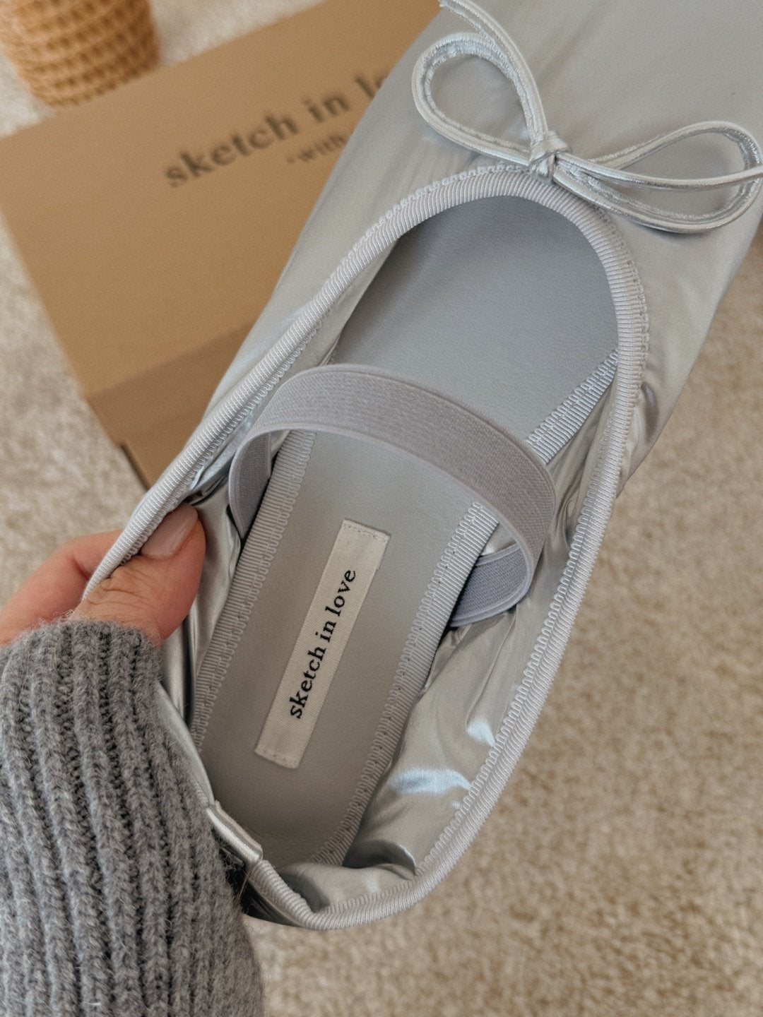Silver logo ribbon padded flat-2col