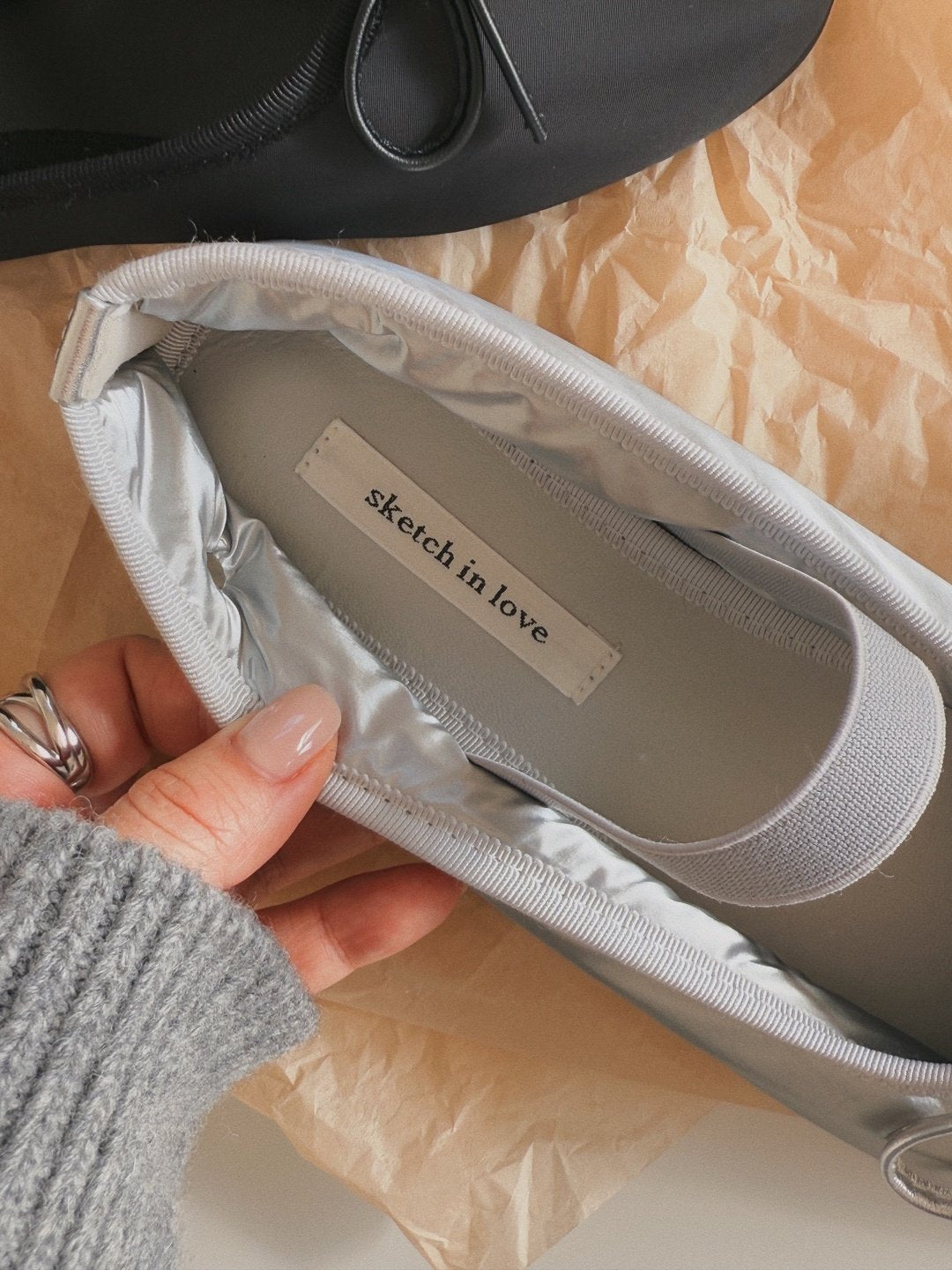 Silver logo ribbon padded flat-2col