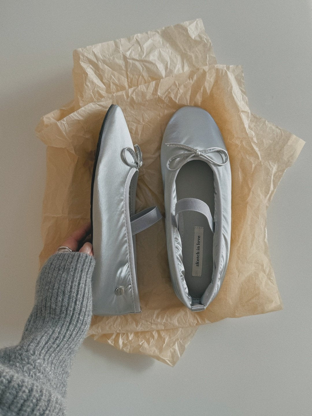 Silver logo ribbon padded flat-2col