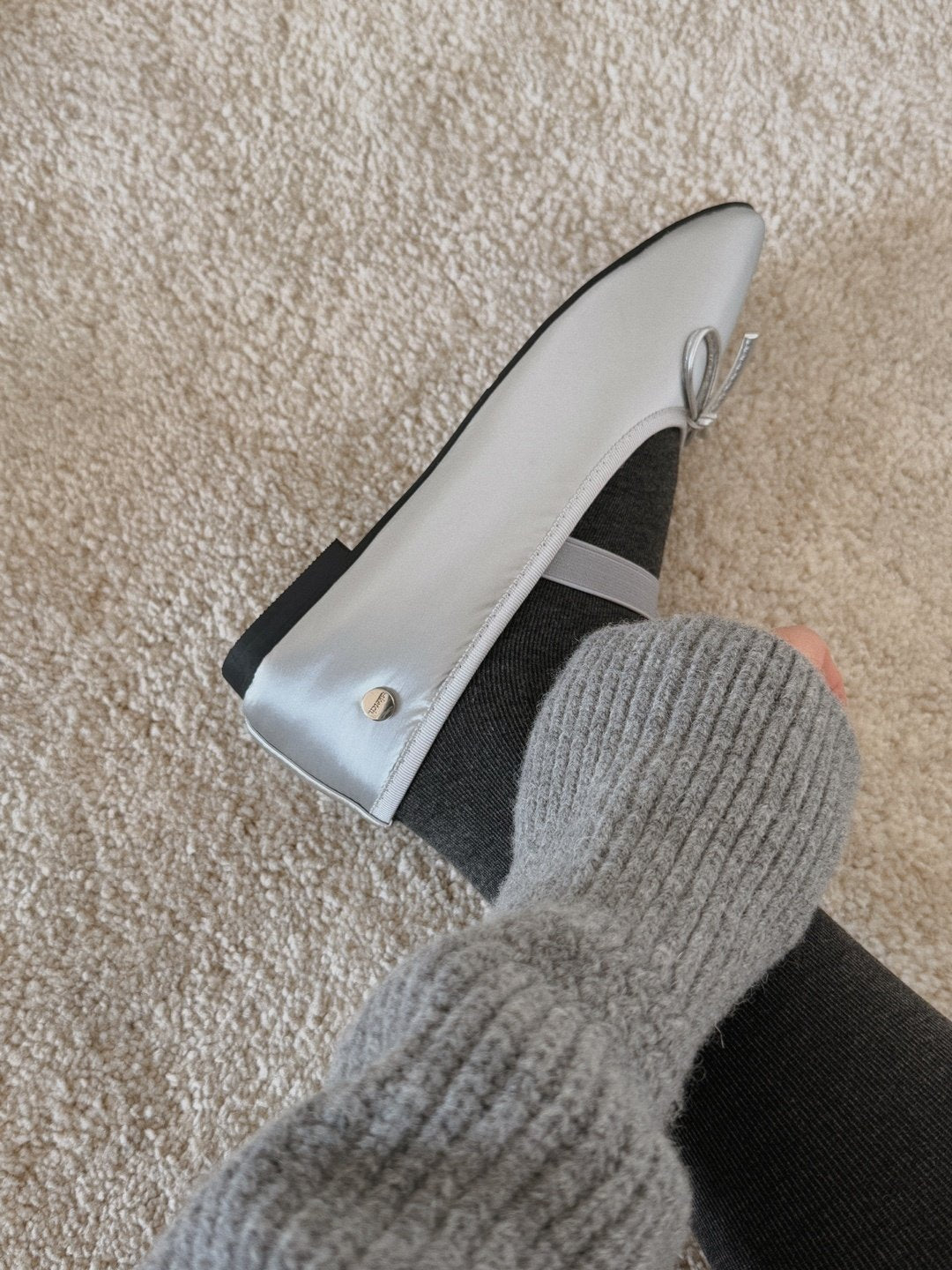 Silver logo ribbon padded flat-2col