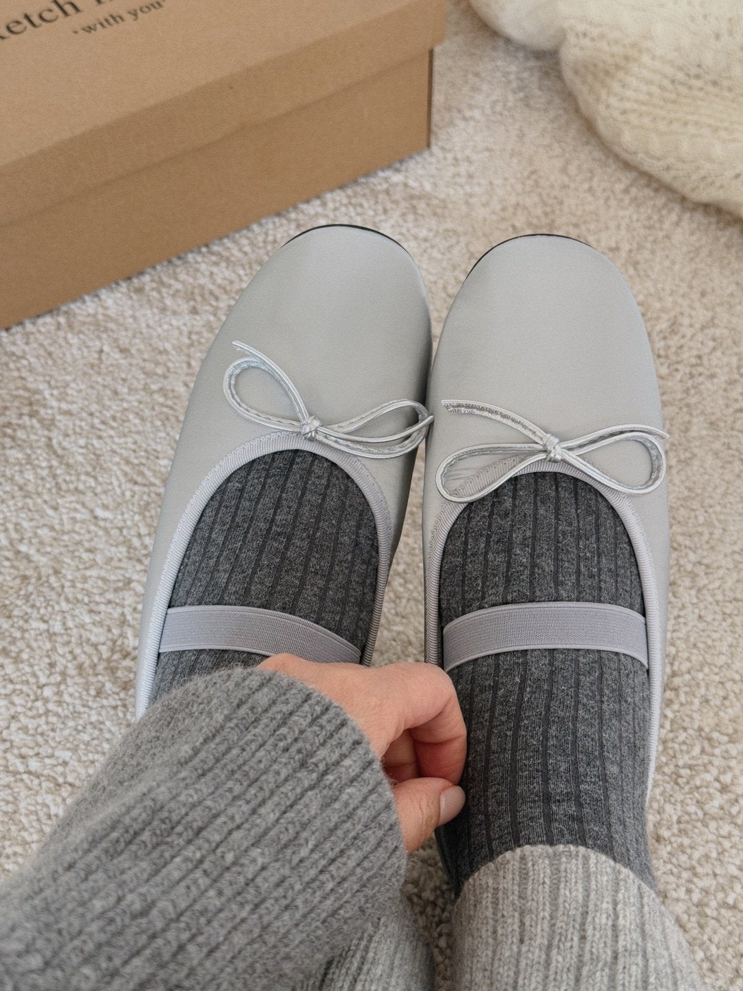 Silver logo ribbon padded flat-2col
