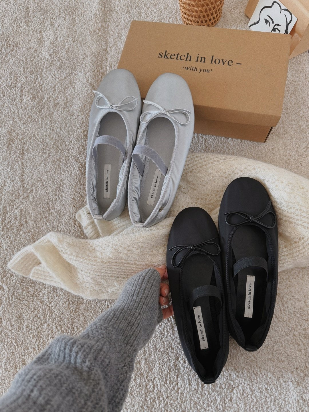 Silver logo ribbon padded flat-2col