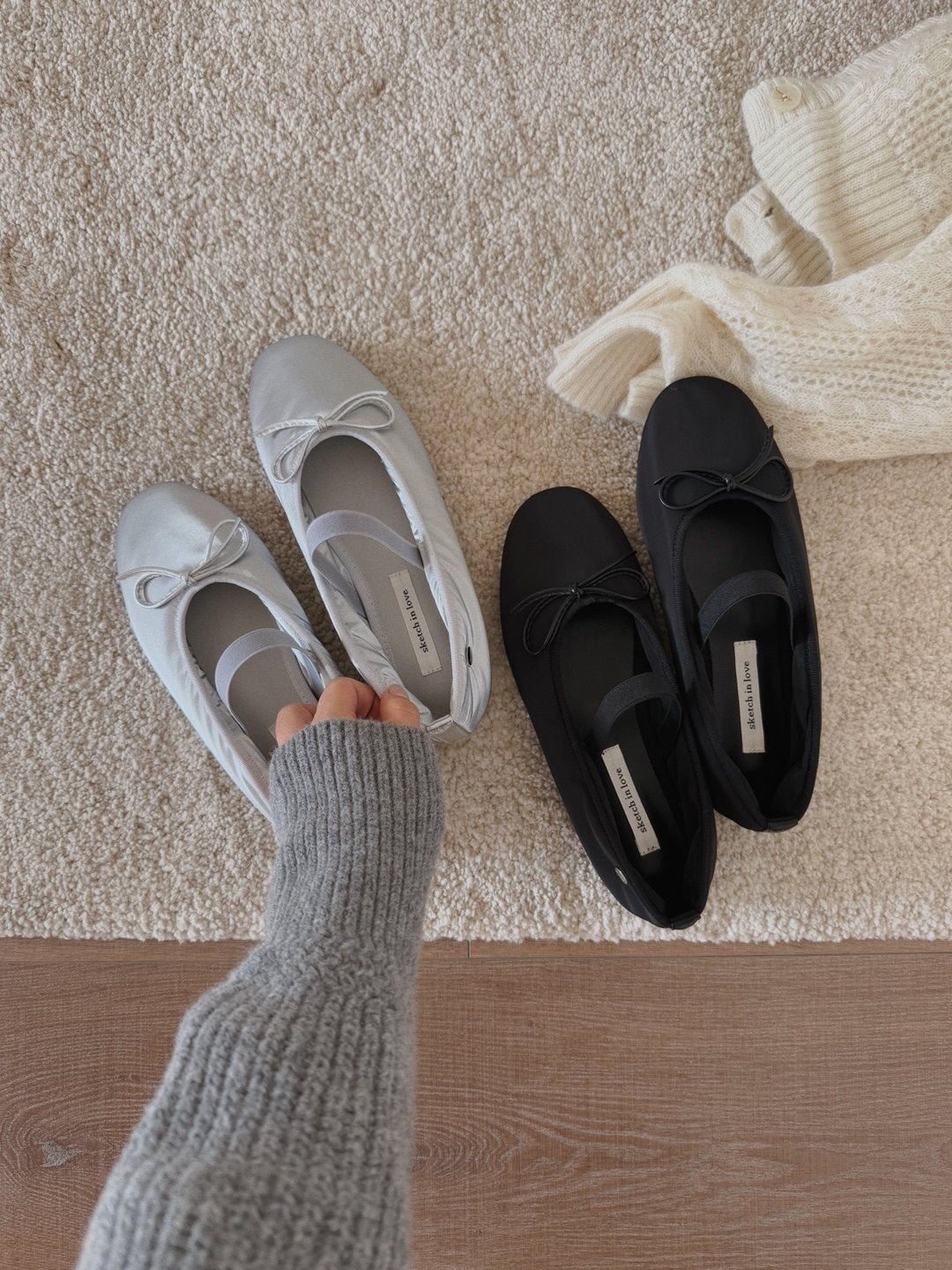 Silver logo ribbon padded flat-2col