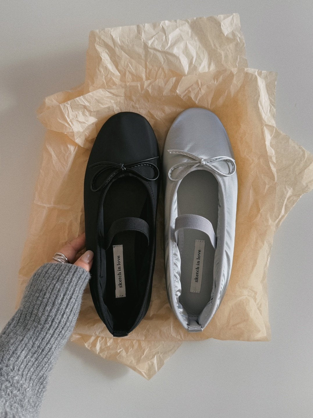 Silver logo ribbon padded flat-2col