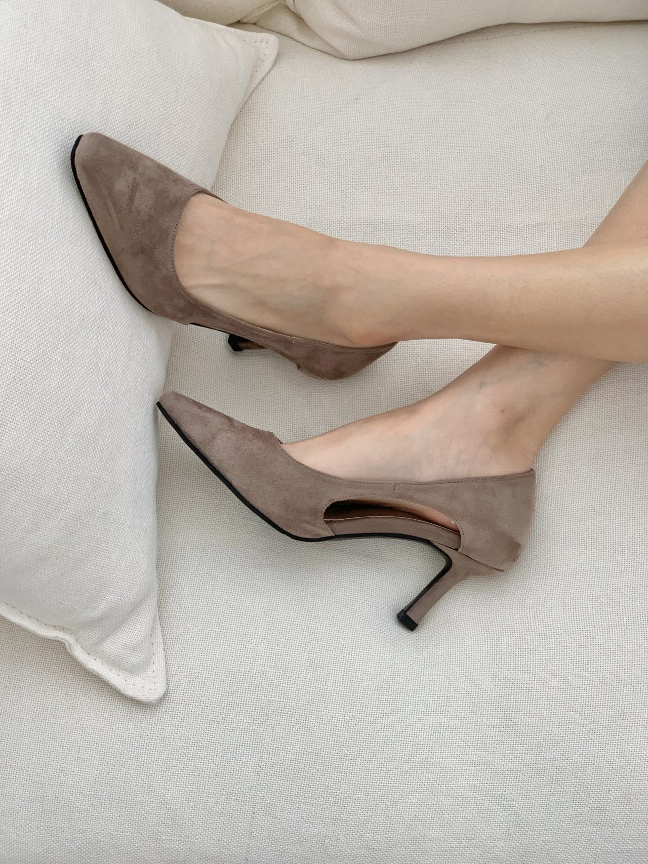 Side hole suede pumps