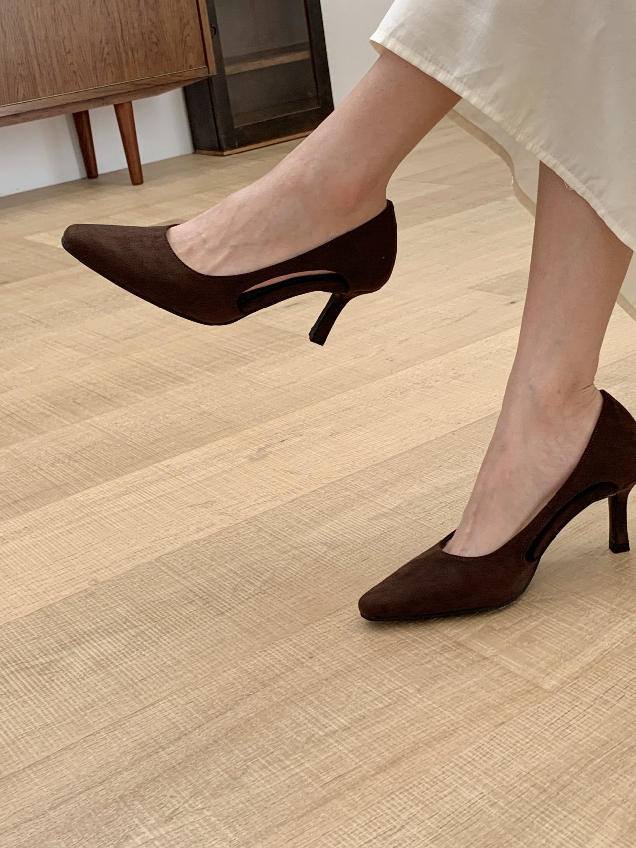 Side hole suede pumps