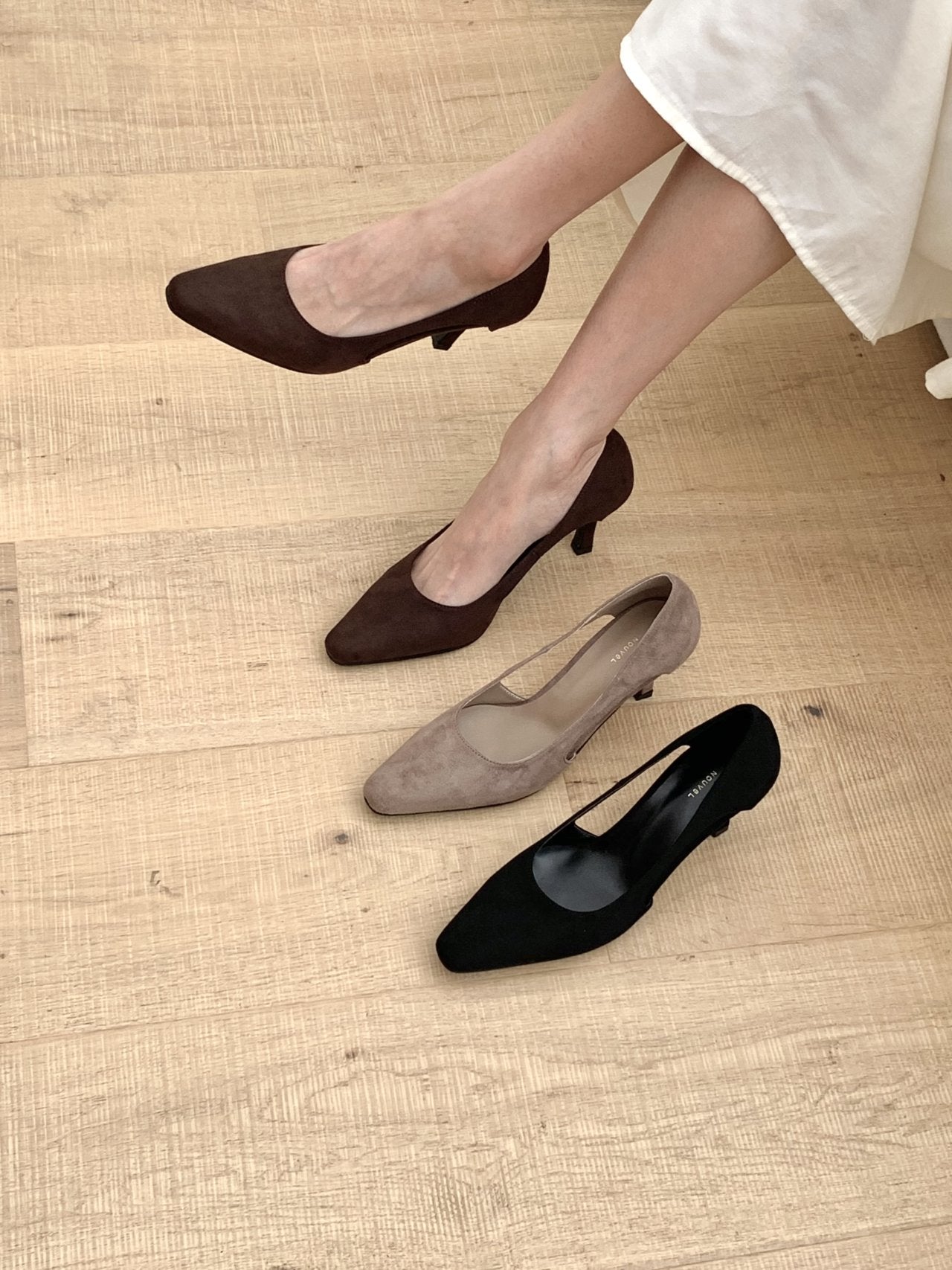Side hole suede pumps