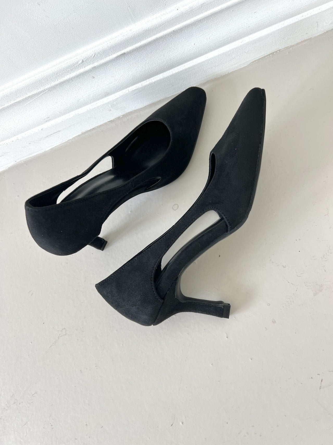 Side hole suede pumps