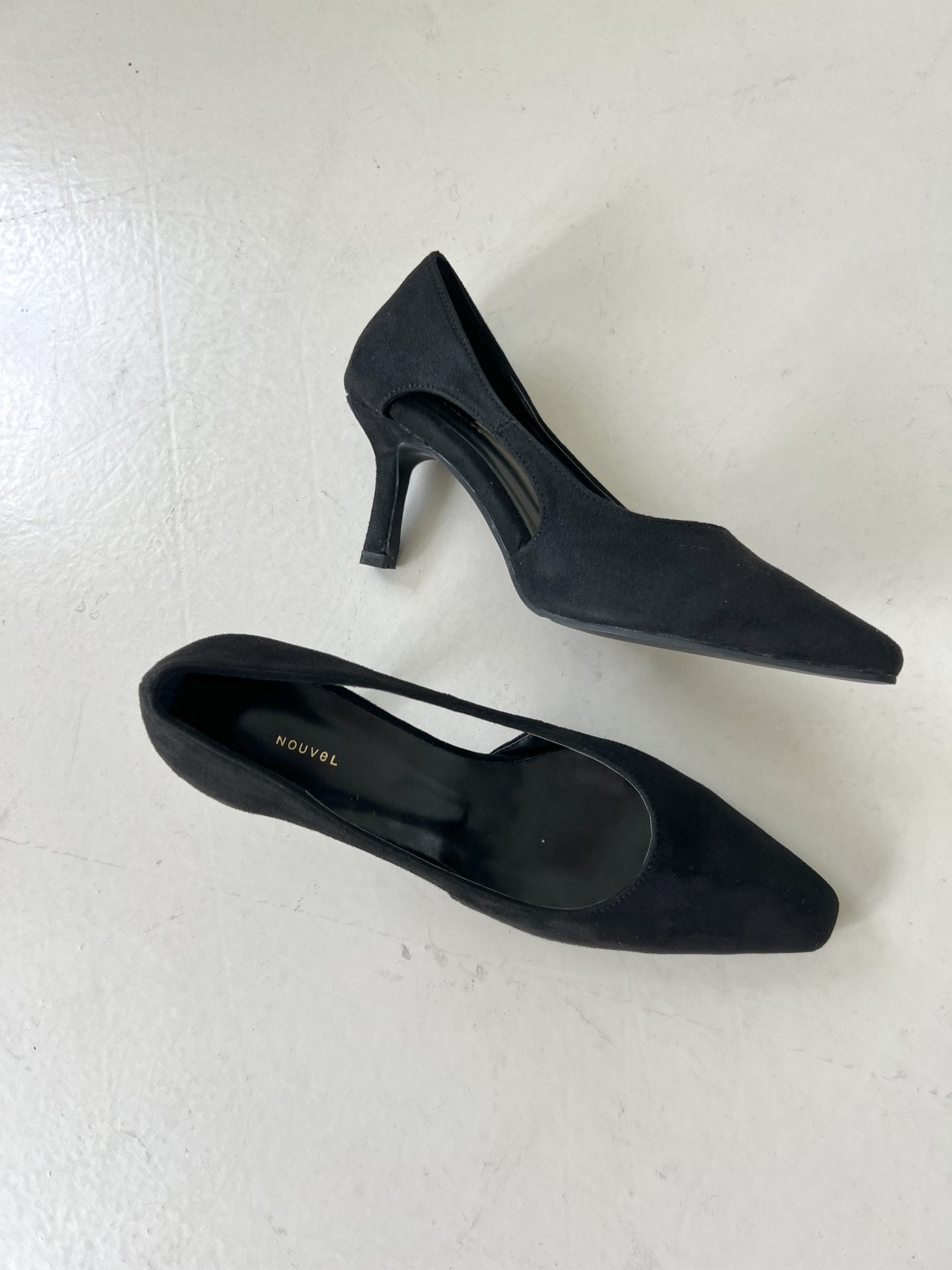 Side hole suede pumps
