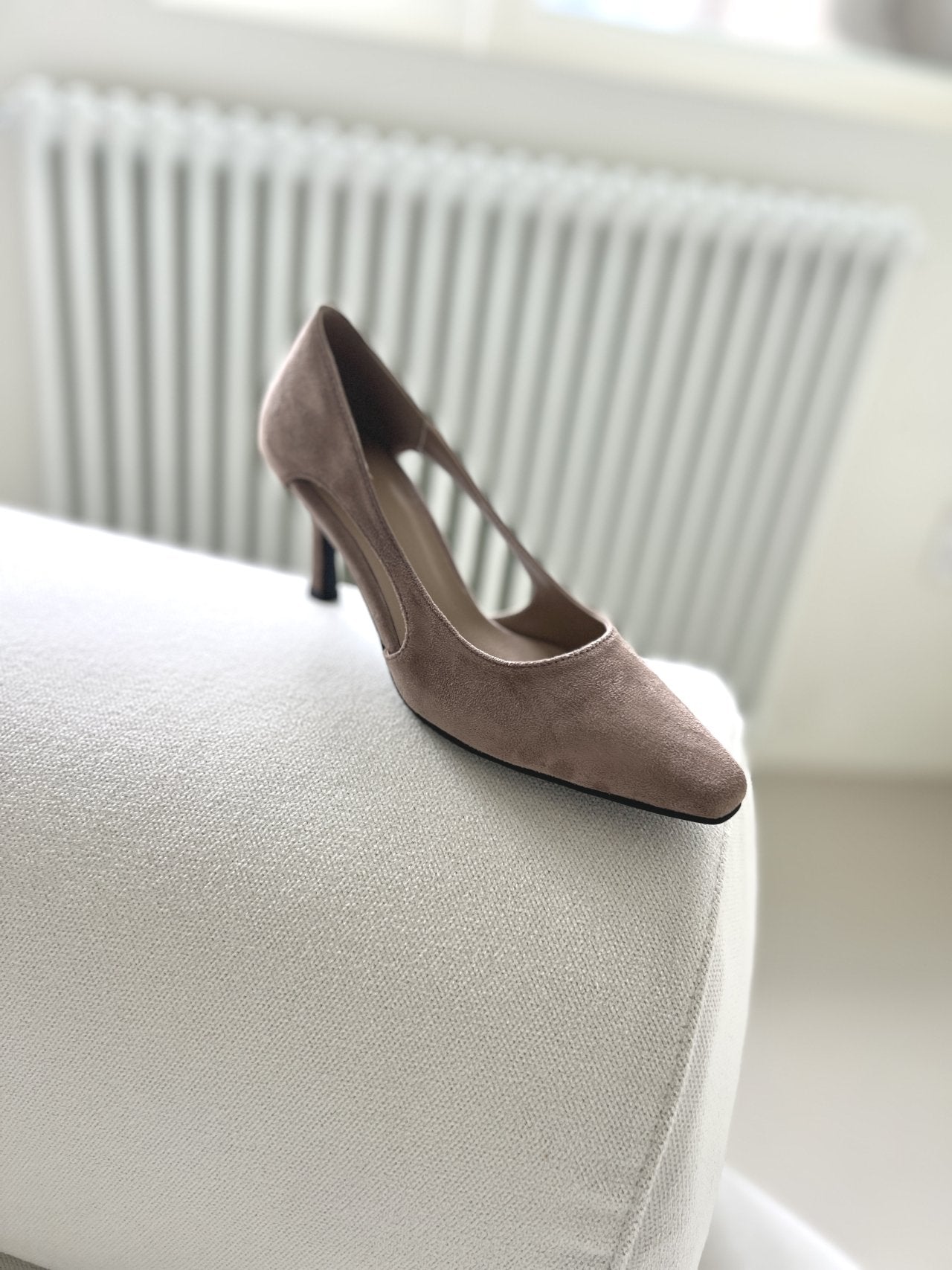 Side hole suede pumps