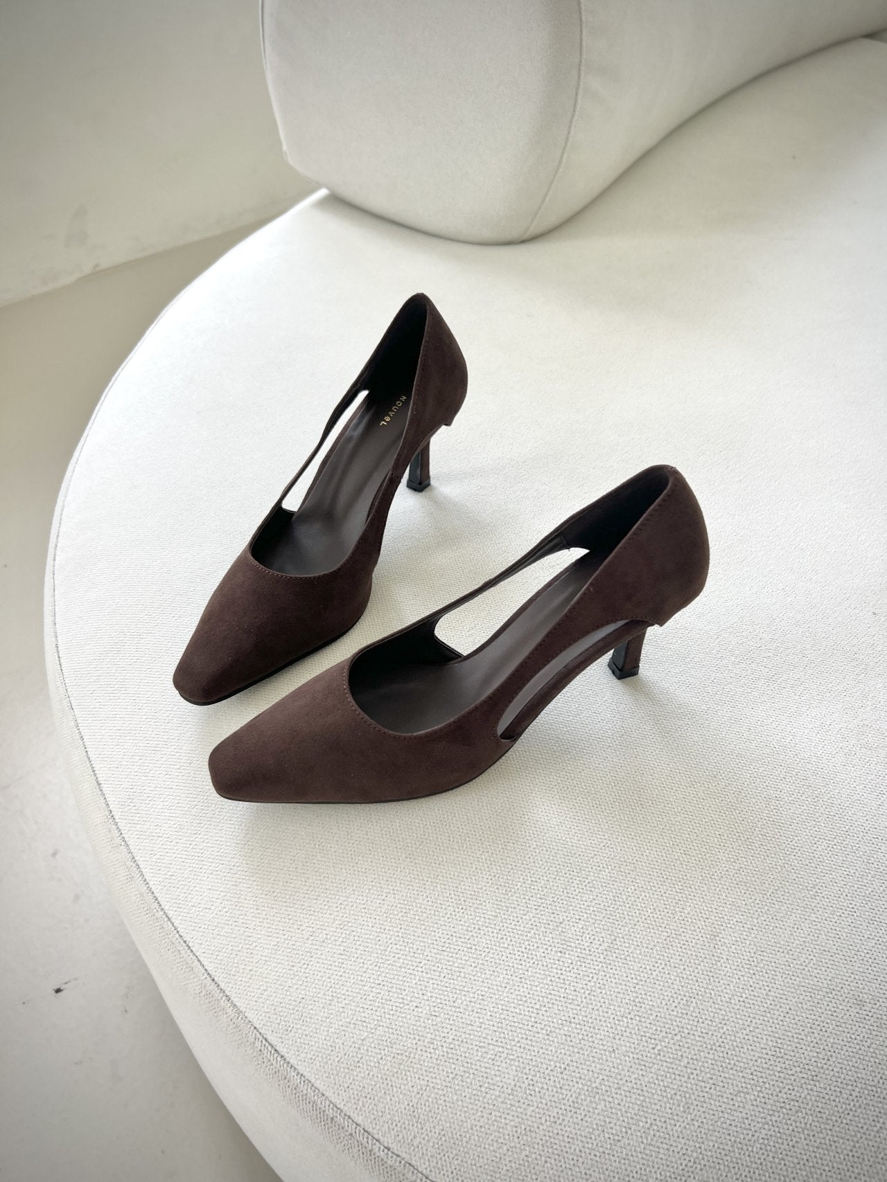 Side hole suede pumps