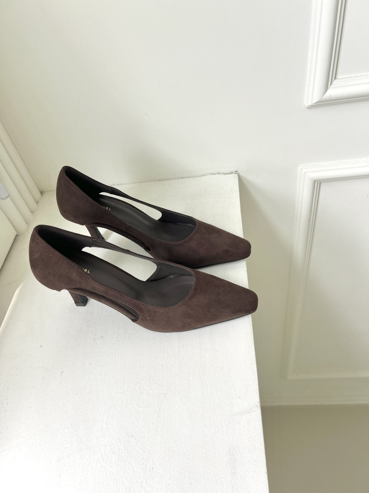 Side hole suede pumps