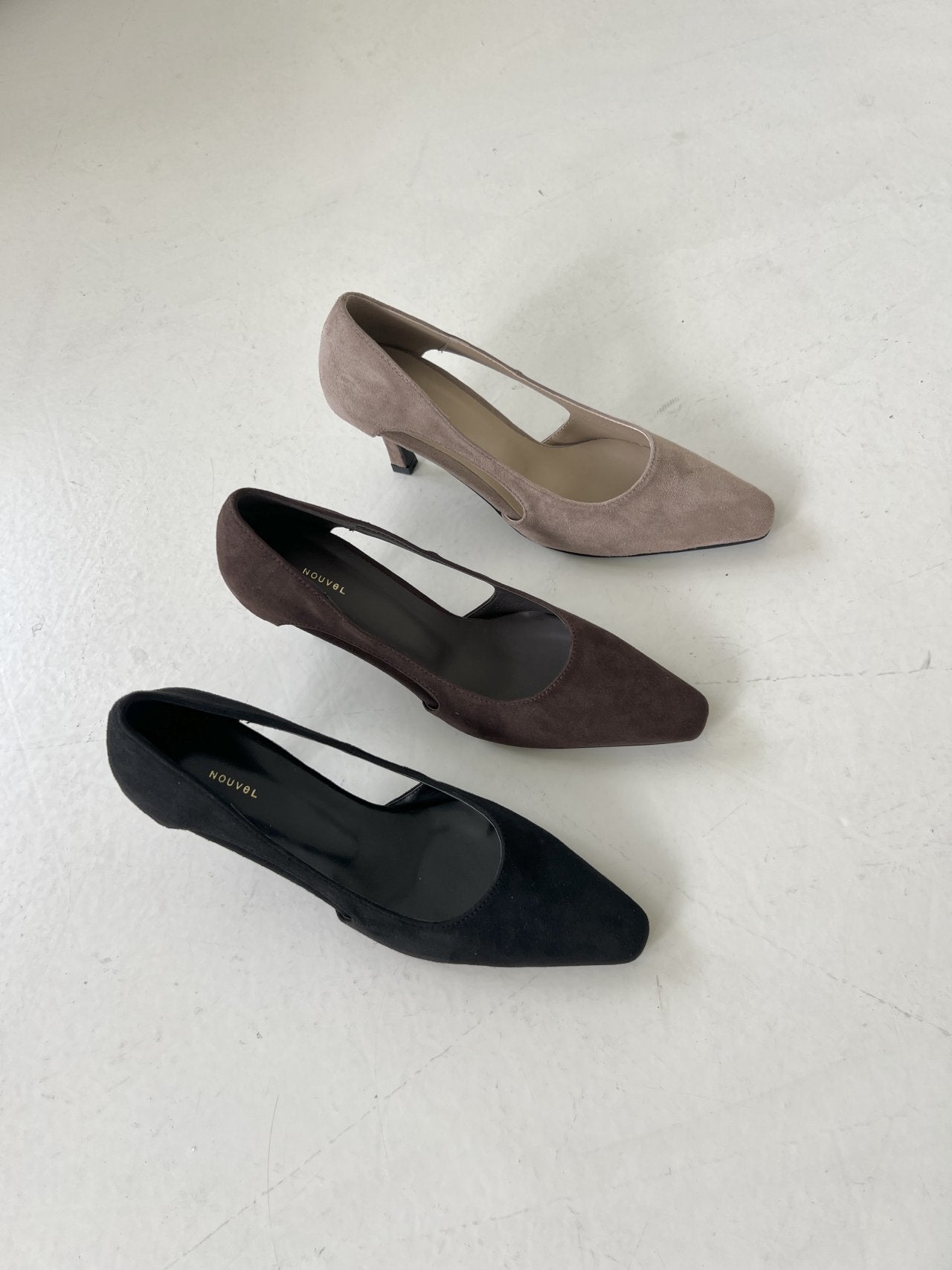 Side hole suede pumps