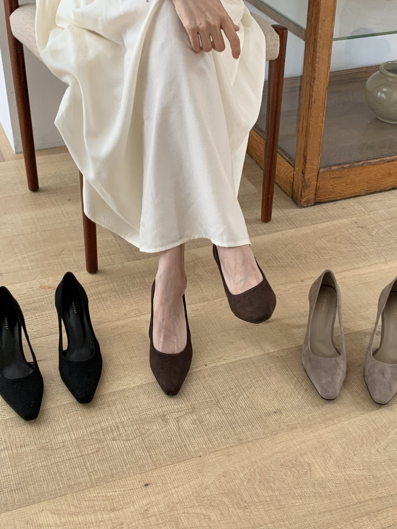 Side hole suede pumps