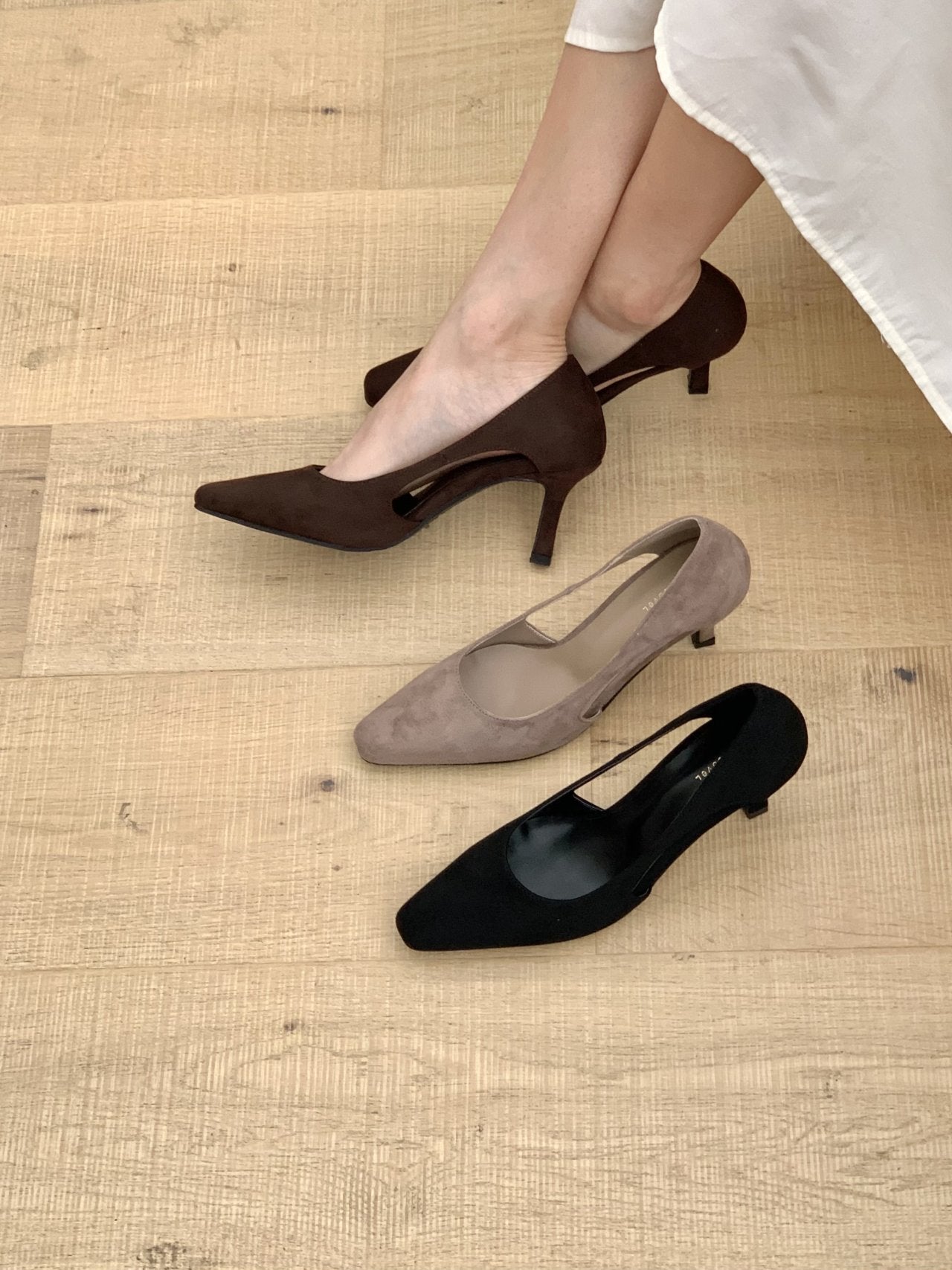Side hole suede pumps