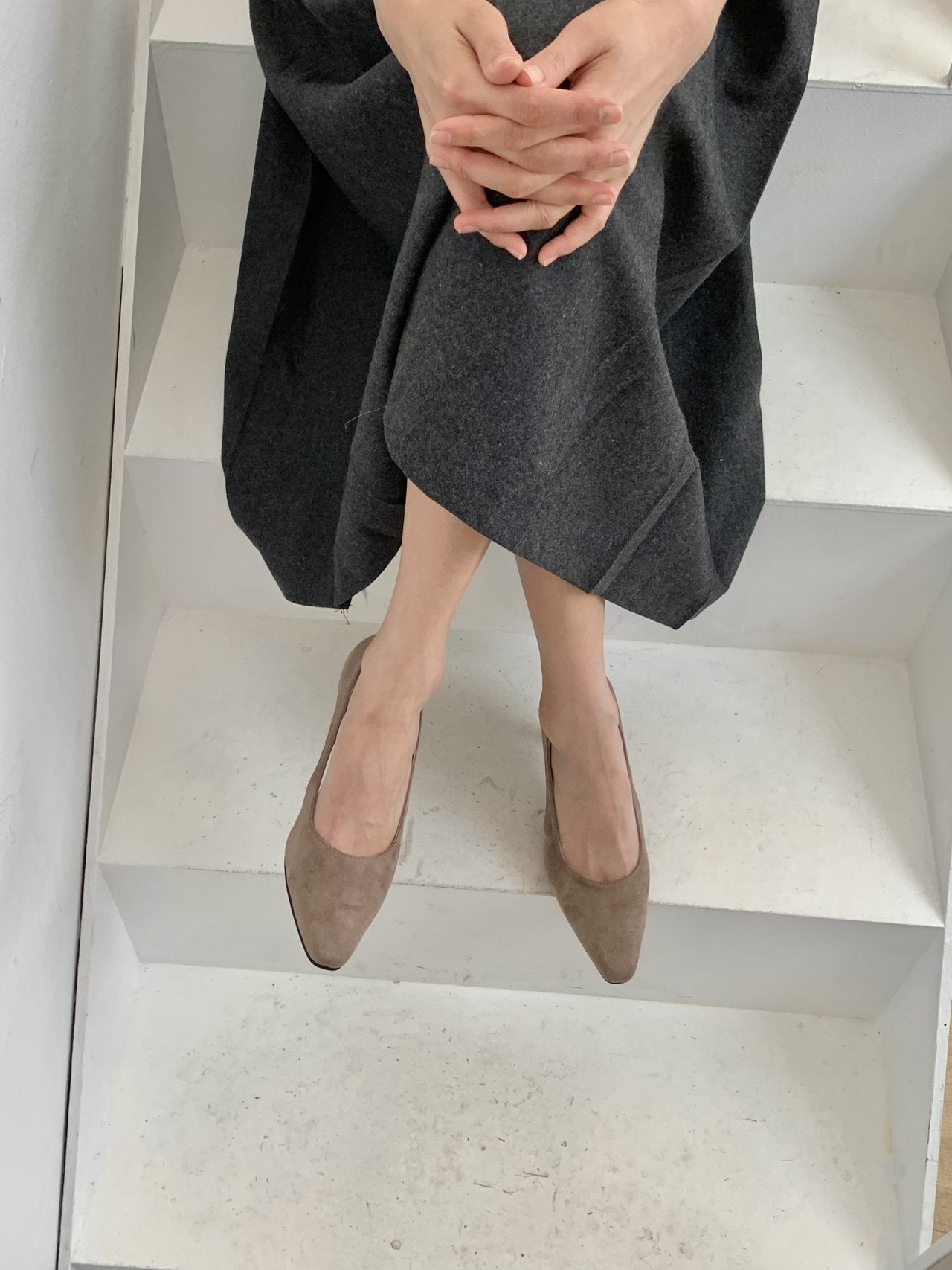 Side hole suede pumps