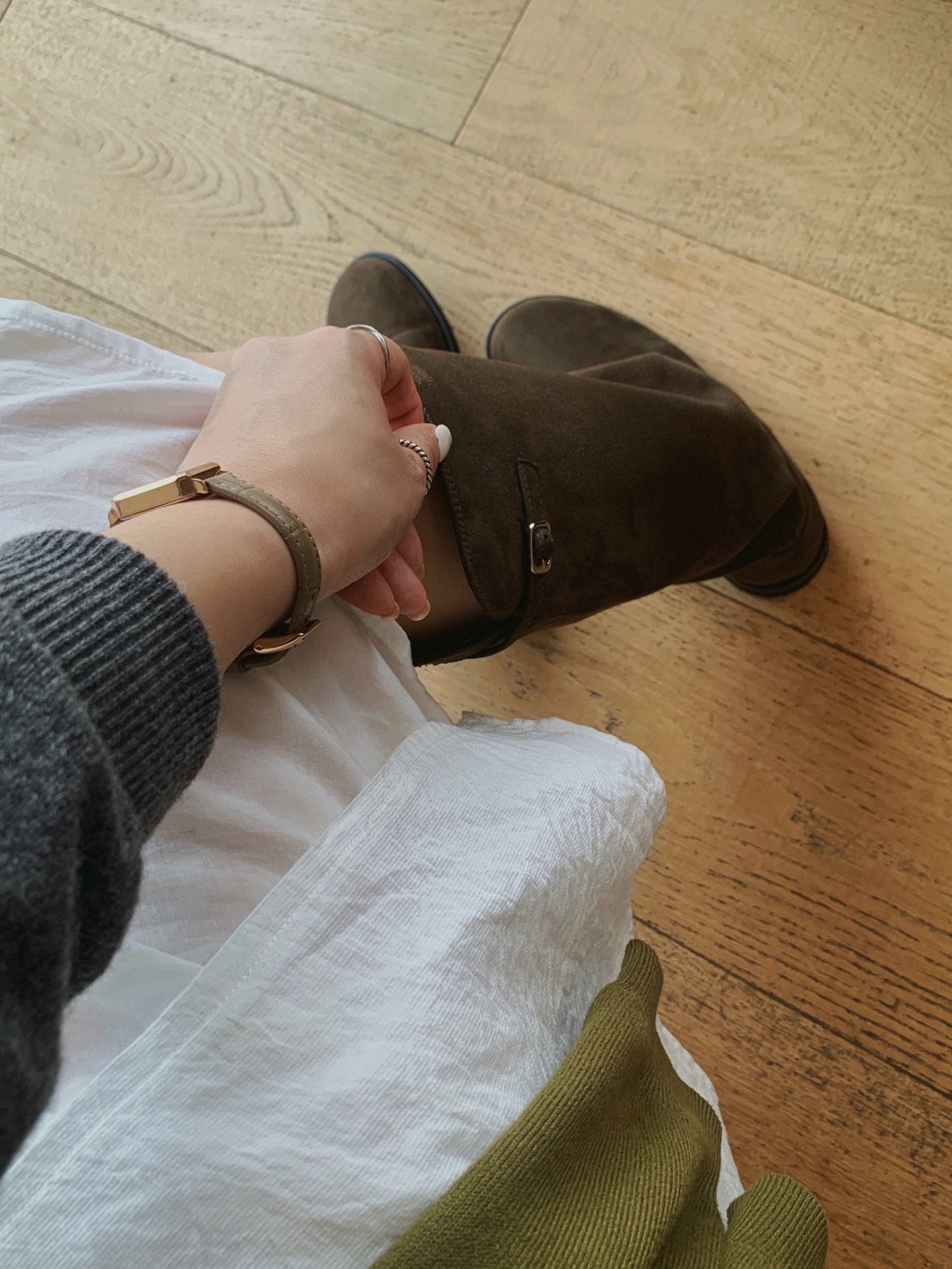 Olive V-Cut Belted Boots-2col