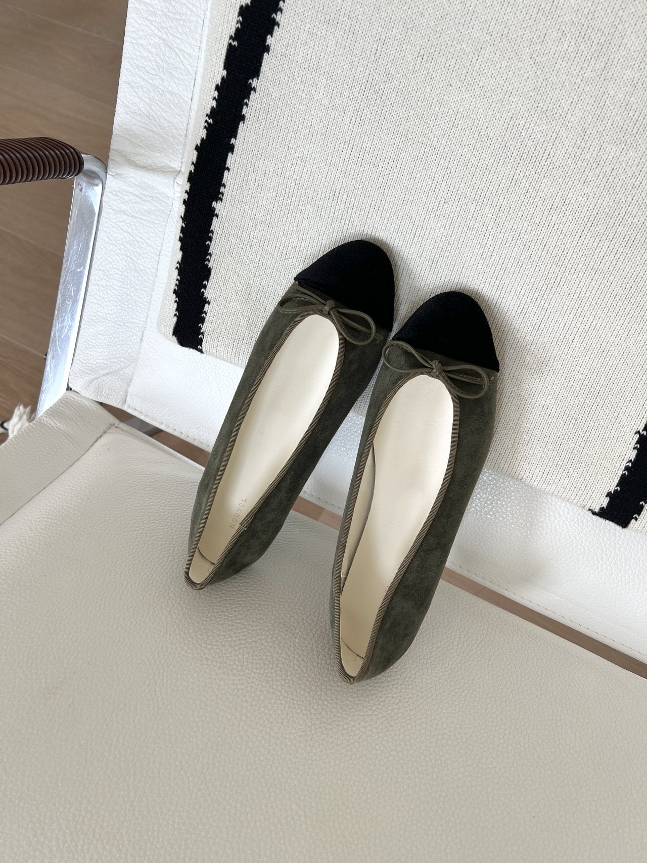 front velvet ribbon suede flat