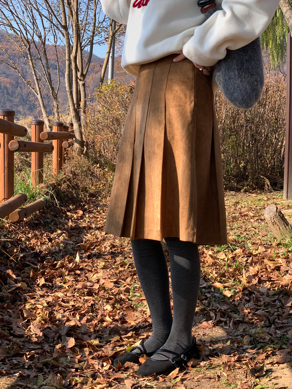 some suede skirt-2col