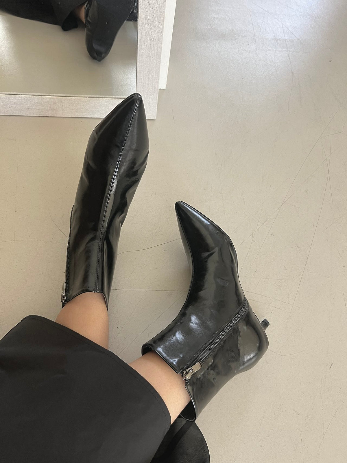 Glossy Pointed-Toe Boots-2col