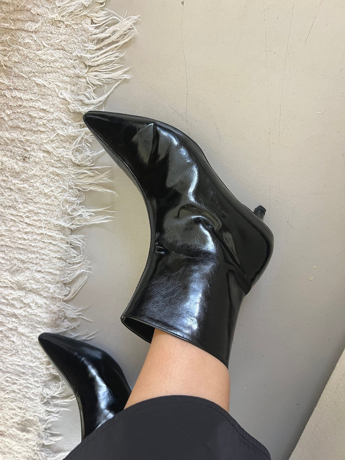 Glossy Pointed-Toe Boots-2col