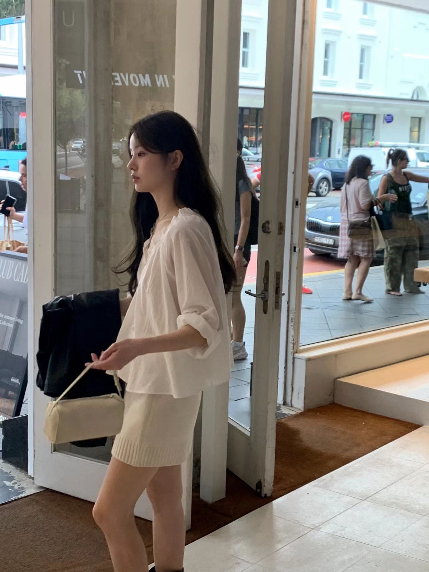 即納 Ounce neck ruffle blouse