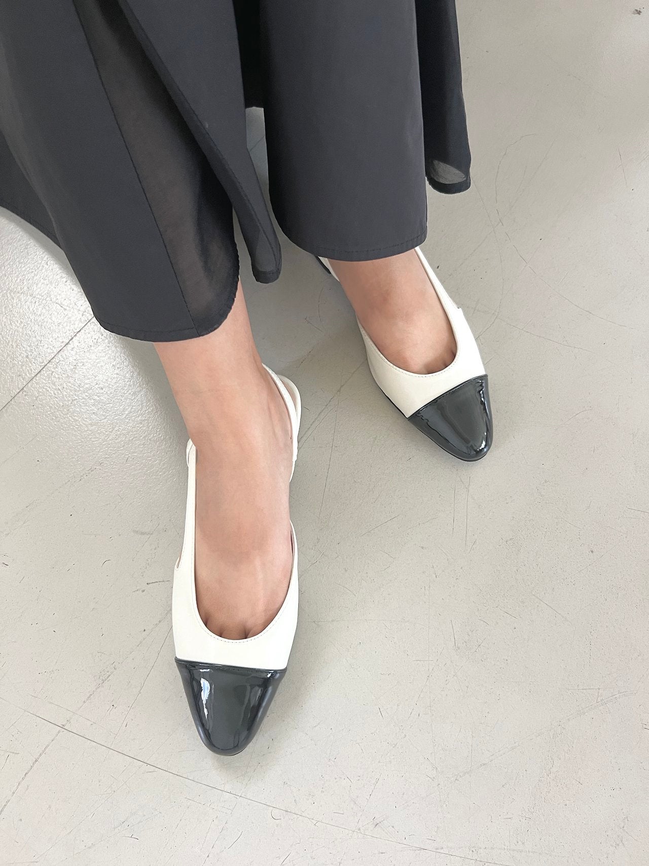 Two-tone color-block sling back