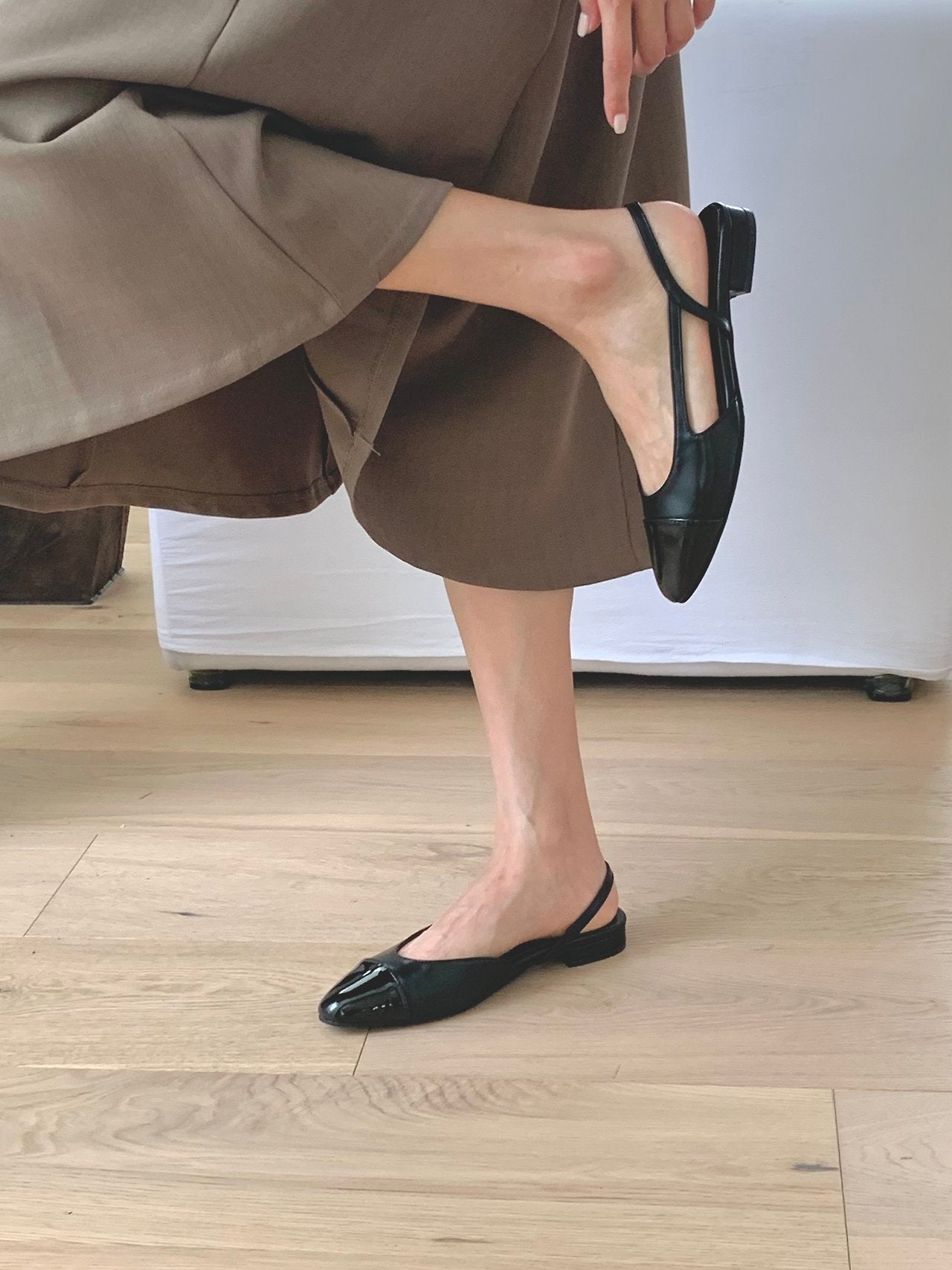 Two-tone color-block sling back