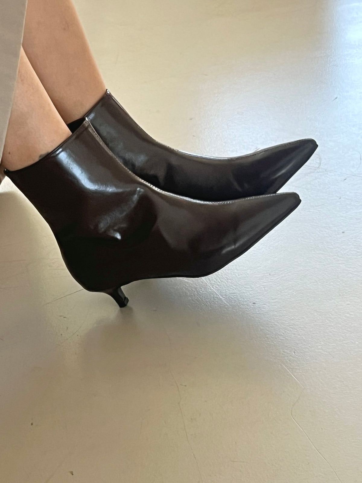 Glossy Pointed-Toe Boots-2col