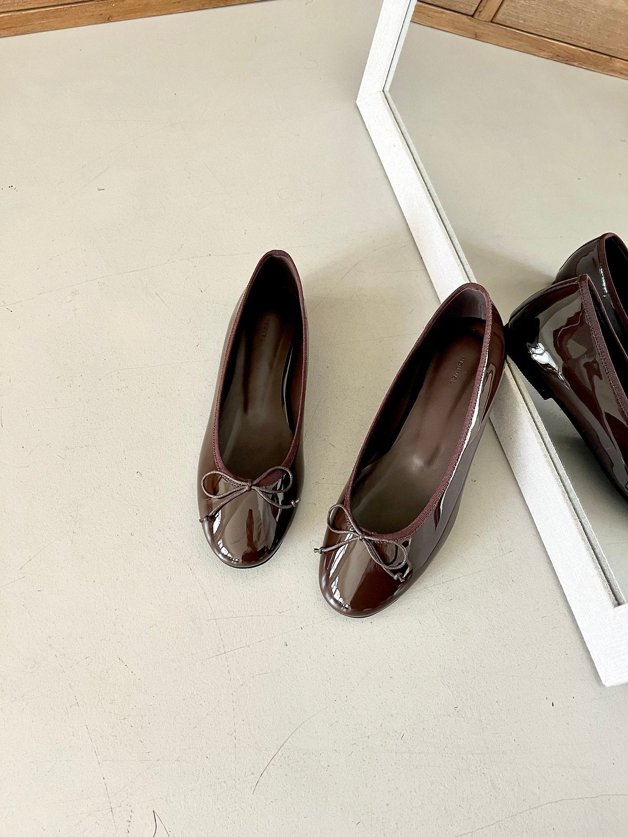 Enamel ribbon flats