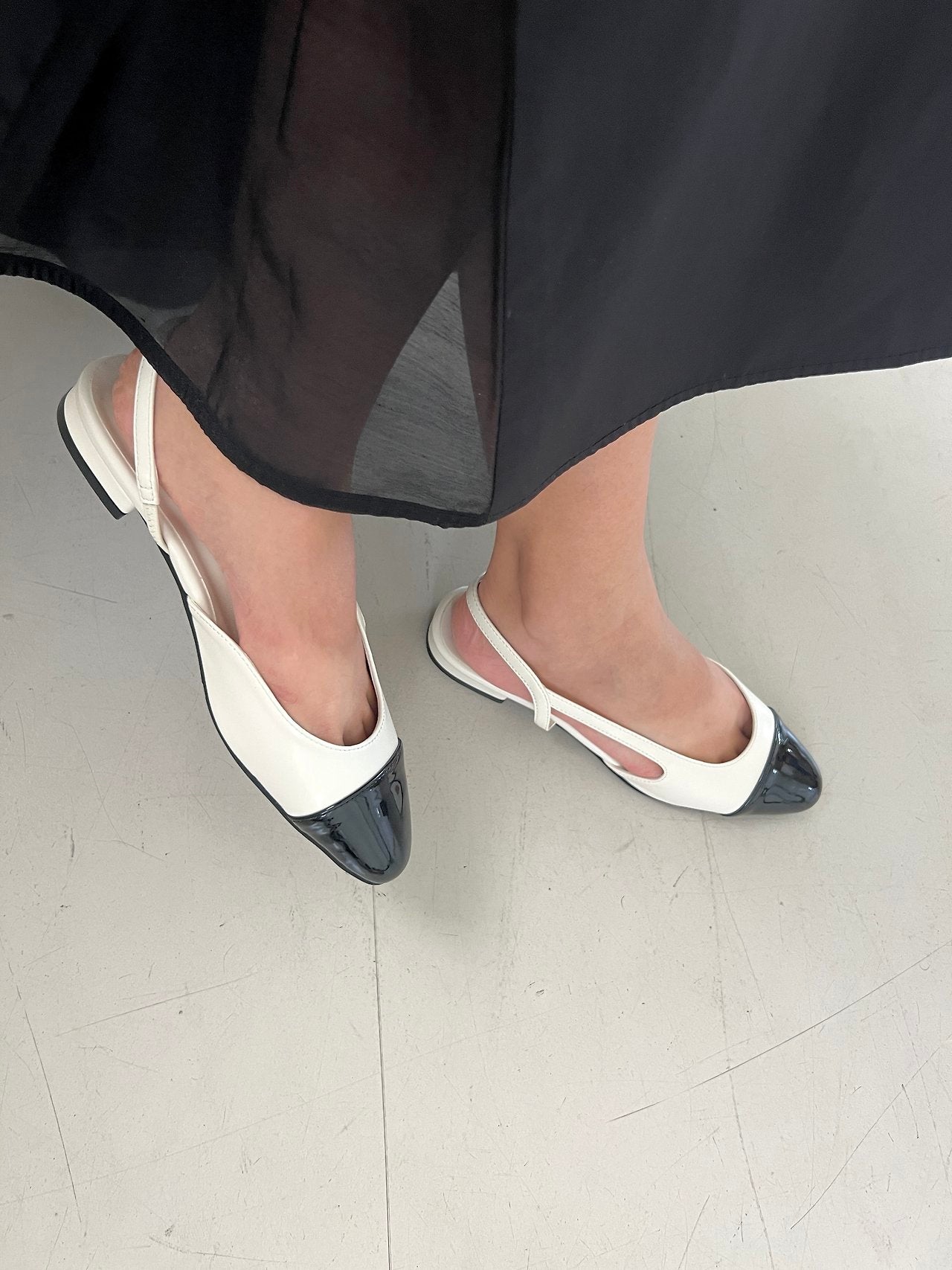 Two-tone color-block sling back