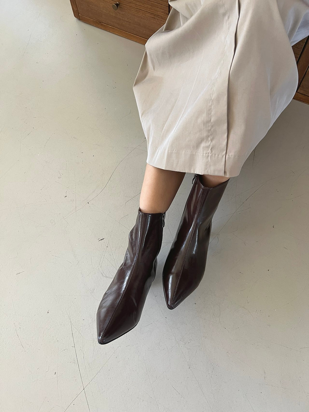 Glossy Pointed-Toe Boots-2col