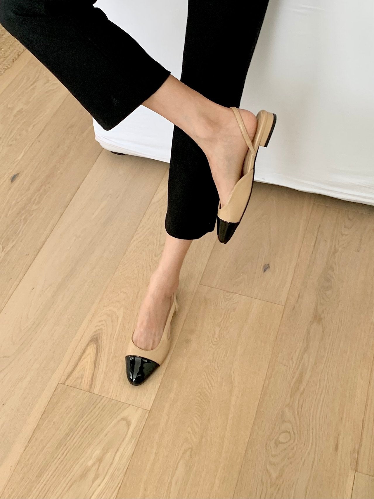 Two-tone color-block sling back