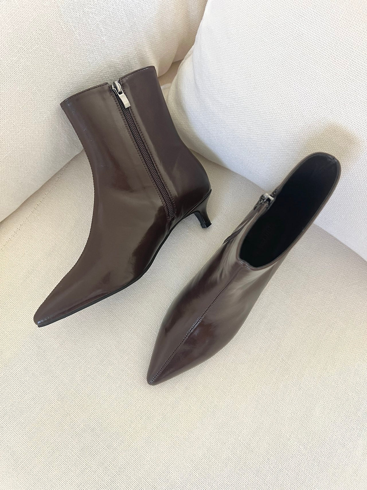 Glossy Pointed-Toe Boots-2col